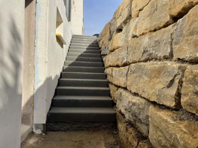 Kellertreppe mit Natursteinmauer